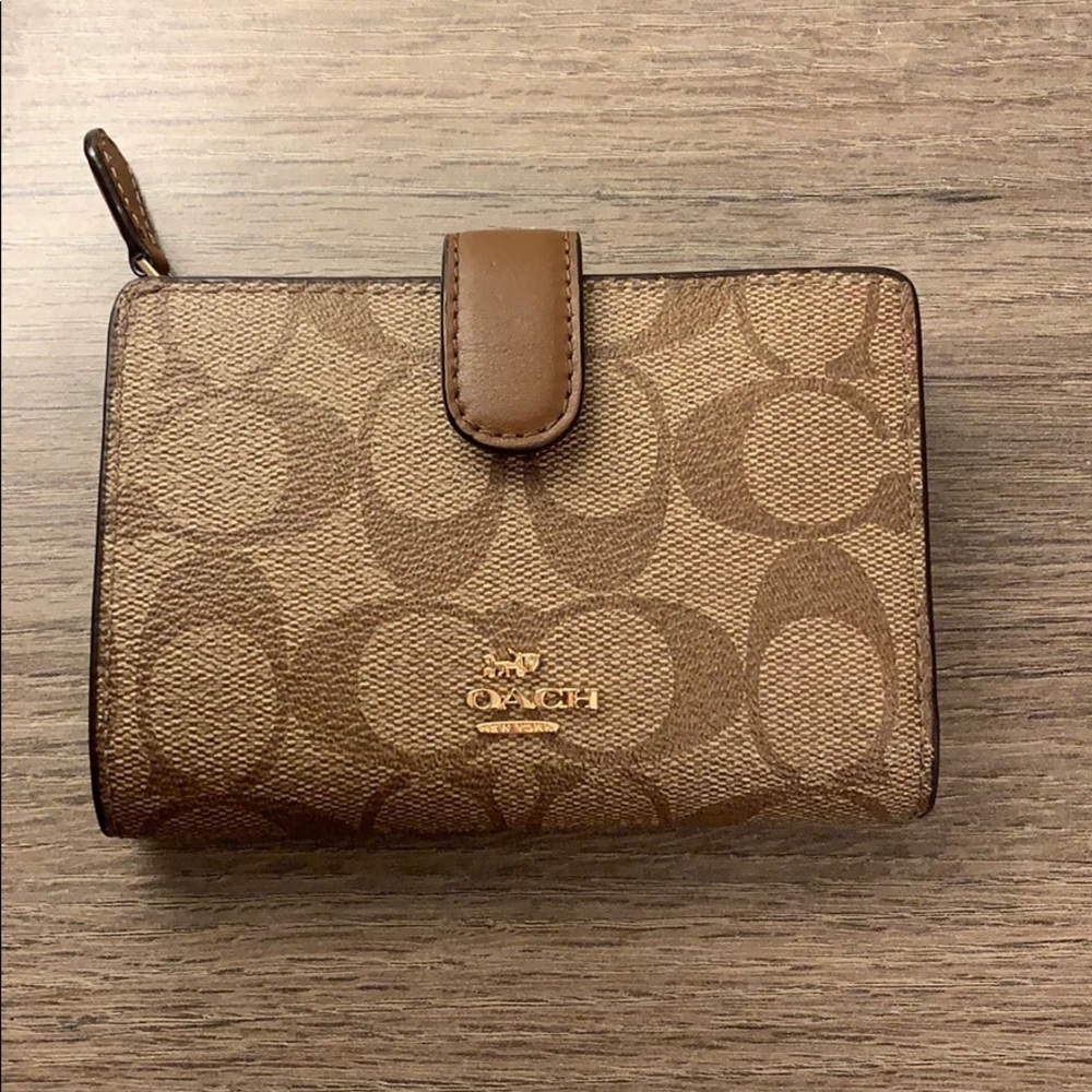Medium corner zip wallet